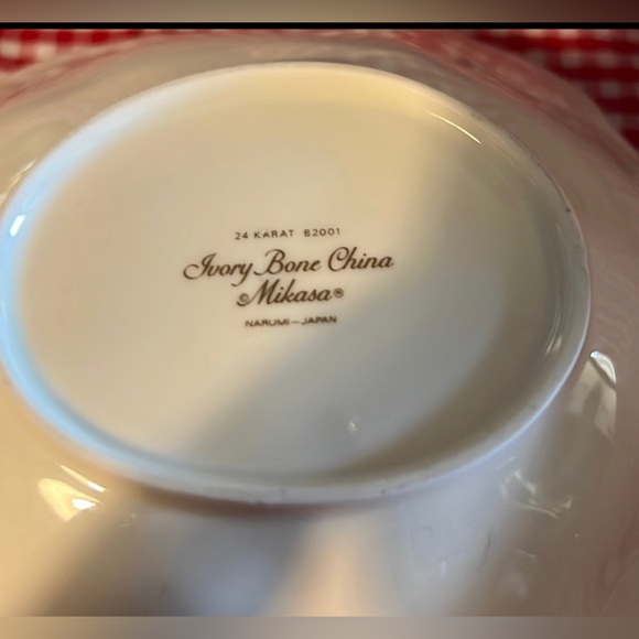 Ivory bone china leaf bowl, trinket tray, by Mikasa, 24 karat trim - Picture 2 of 2